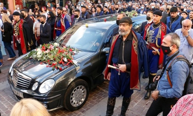 Σπαραγμός στο ύστατο χαίρε.... Πέρασε στην αθανασία ο Μίκης Θεοδωράκης...σε κλίμα βαθιάς συγκίνησης και συνοδεία ριζίτικων τραγουδιών. ...