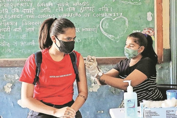 Vaccination: Καλούνται και οι Εκπαιδευτικοί για τρίτη αναμνηστική δόση εμβολίου