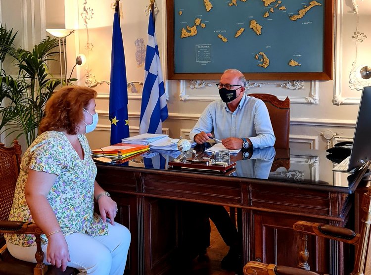 Aegean Islands: Επίσκεψη της Δημάρχου Κέας Ειρήνης Βελισσαροπούλου στον Αντιπεριφερειάρχη Κυκλάδων Γιώργο Λεονταρίτη