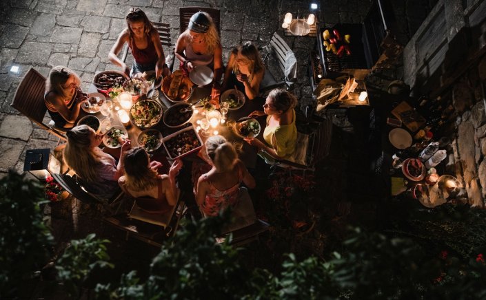 Covid Vaccination: Δεν υπάρχει κίνδυνος για εμβολιασμένους νέους που διασκεδάζουν