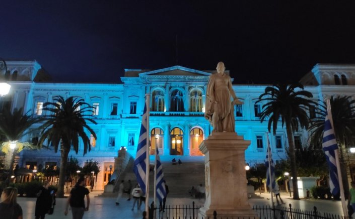 #EDAdyslexiaday: Φωταγώγηση Δημαρχιακού Μεγάρου Σύρου σε χρώμα μπλε-τουρκουάζ για την Ευρωπαϊκή Εβδομάδα Ευαισθητοποίησης για τη Δυσλεξία