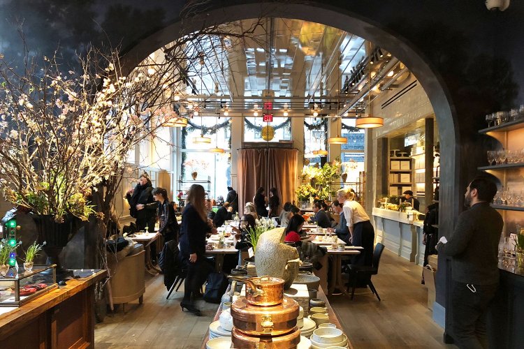 Covid-19 Curbs: Σχέδιο για περισσότερες ελευθερίες στους εμβολιασμένους, σε «σημείο κανονικότητας»