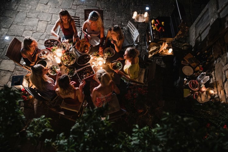 Covid Vaccination: Δεν υπάρχει κίνδυνος για εμβολιασμένους νέους που διασκεδάζουν