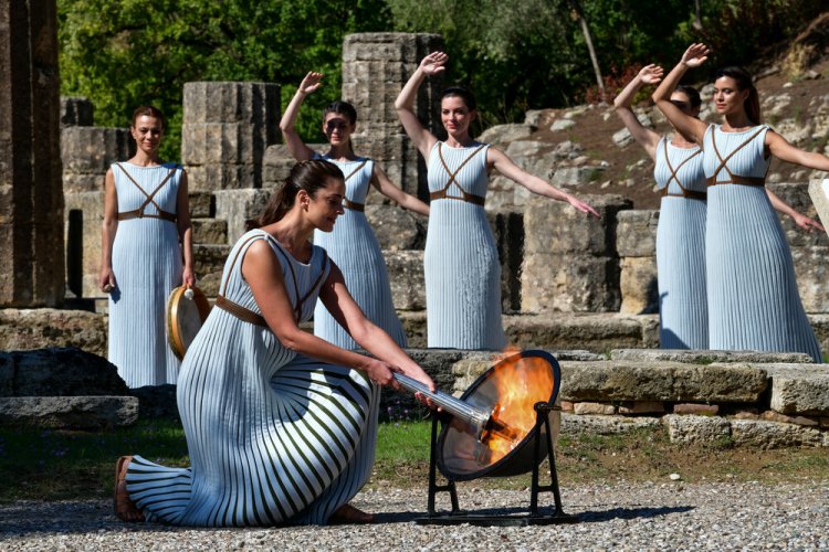Olympic Lighting Ceremony: Άναψε η Ολυμπιακή Φλόγα στην Αρχαία Ολυμπία - Για τους Χειμερινούς Αγώνες στο Πεκίνο [pics+video]
