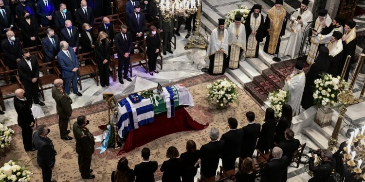 Notable Death: Σε μεγάλη συγκινησιακή φόρτιση το τελευταίο αντίο στη Φώφη Γεννηματά - Η εξόδιος ακολουθία στη Μητρόπολη