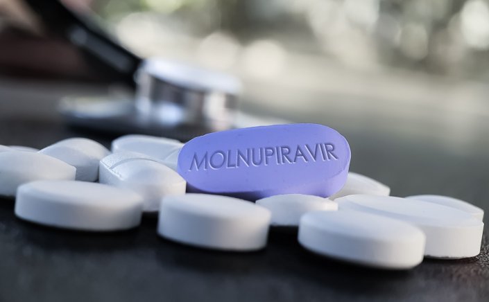 Antiviral Covid pill: Η Βρετανία ενέκρινε πρώτη στον κόσμο το χάπι της Merck για τον κορωνοϊό