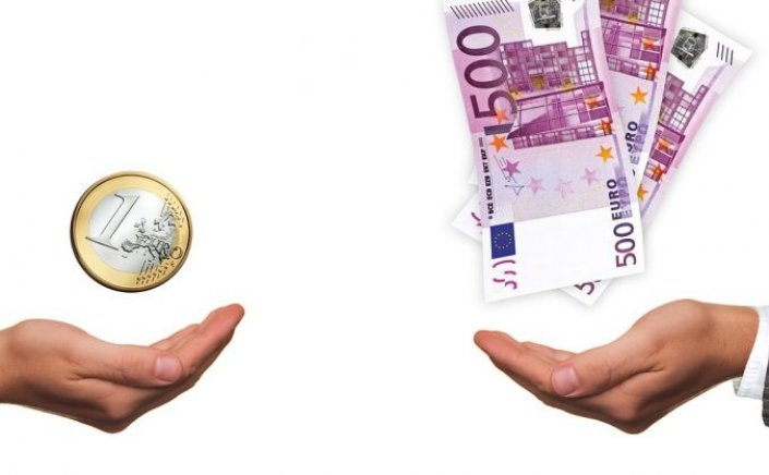 Minimum Wage: Φλερτάρει με τα 700 ευρώ ο κατώτατος μισθός – Τα σενάρια που εξετάζει η κυβέρνηση [Πίνακες]