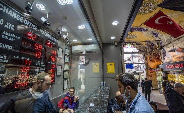 Turkish lira in free fall: Η νέα κατάρρευση της λίρας βυθίζει την Τουρκία πιο βαθιά στην κρίση