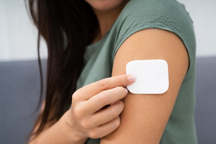Covid-19 vaccine patch: Νέο πειραματικό δερματικό επίθεμα για τη χορήγηση εμβολίου Covid-19 φαίνεται πιο αποτελεσματικό από τις ενέσεις