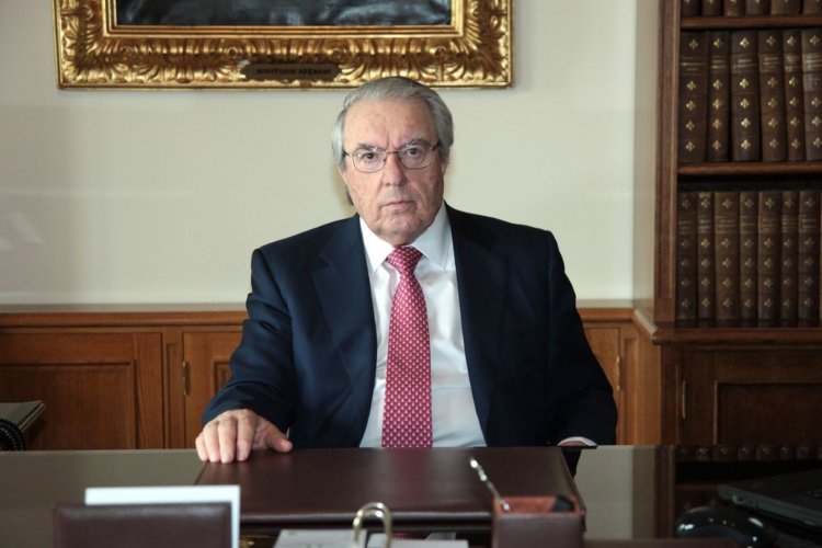 Glossology: Επίταξη ή Επιστράτευση γιατρών; Ο Μπαμπινιώτης εξηγεί τη διαφορά