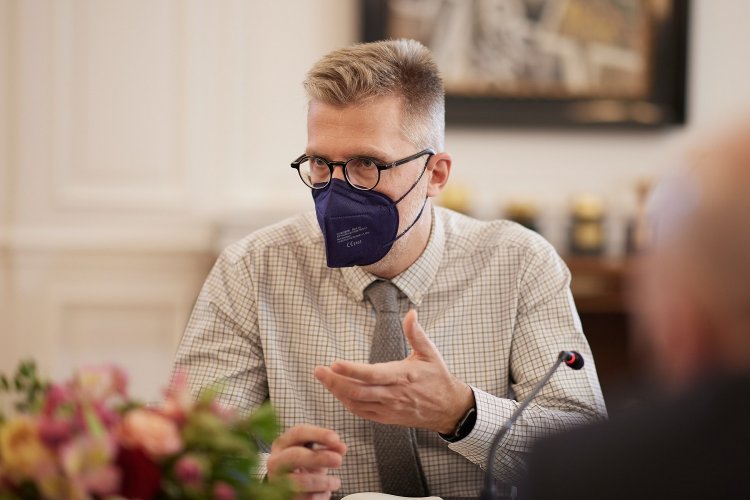 Covid Curbs - Σκέρτσος: Ανοιχτό το ενδεχόμενο εισόδου σε κλειστούς χώρους μόνο με την τρίτη δόση!! Δεν αντέχουμε άλλο lockdown!!