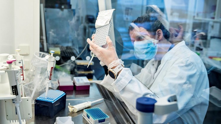 Botswana variant - Guardian: Είναι ανθεκτικό στο εμβόλιο; Τι γνωρίζουν οι επιστήμονες για τη νέα παραλλαγή του Covid - 8 ερωτήσεις και απαντήσεις των ειδικών