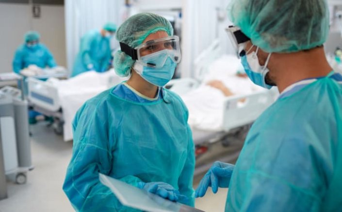 Legal Protection for Doctors: Τροπολογία για αστική και ποινική προστασία γιατρών από κακόβουλες μηνύσεις για ασθενείς με Covid-19