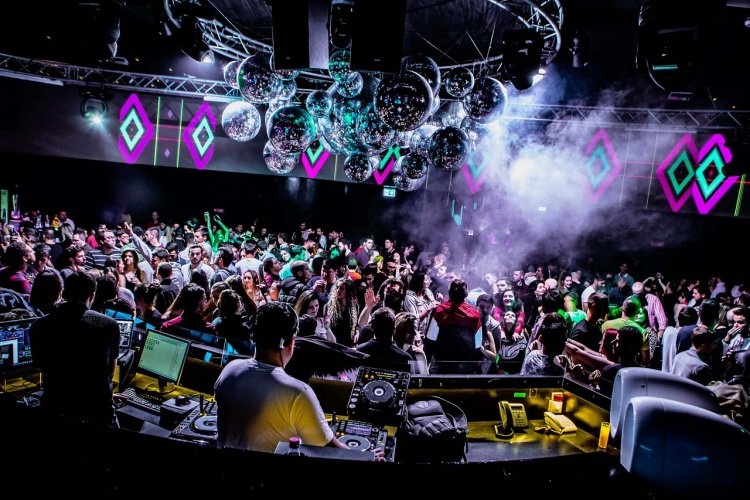 New COVID curbs:  Η ραγδαία αύξηση των κρουσμάτων φέρνει σενάρια για αναστολή λειτουργίας των νυχτερινών κέντρων