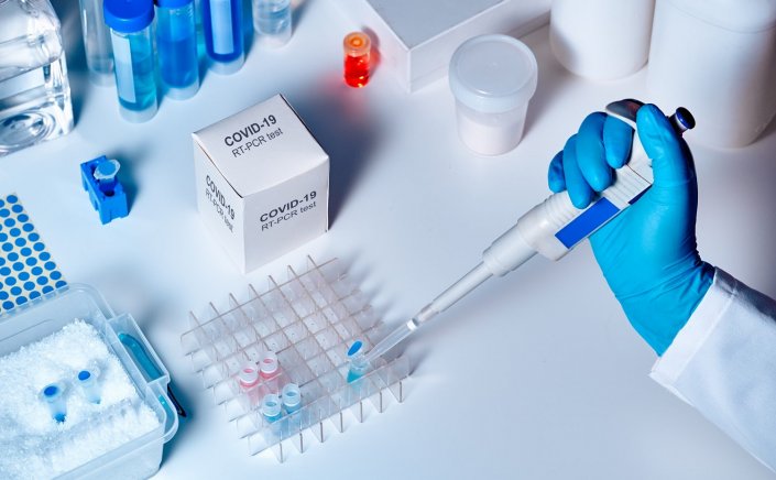 Covid-19 PCR testing: Κλείδωσε στα 47 ευρώ το πλαφόν για την τιμή των μοριακών τεστ