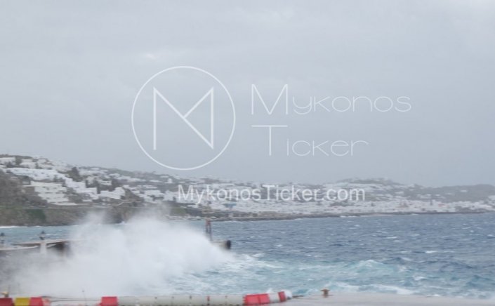 Ships remain docked: Προβλήματα στις ακτοπλοϊκές συγκοινωνίες λόγω ισχυρών ανέμων