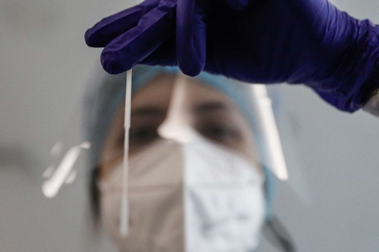 Coronavirus Disease: Μέχρι ποια μέρα μεταδίδουν τον κορωνοϊό οι νοσούντες μετά το θετικό τεστ