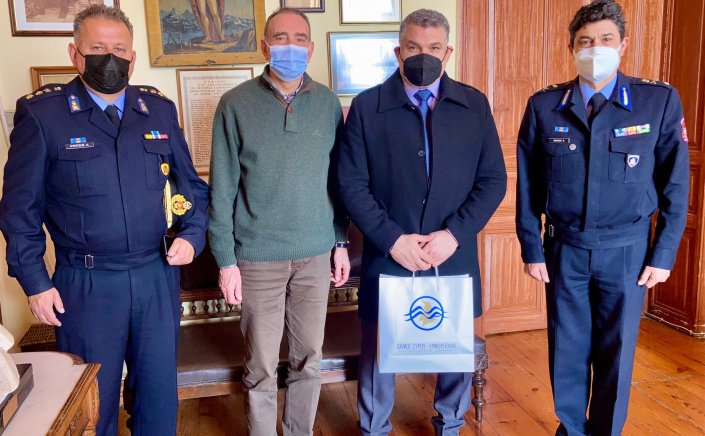 Mayor of Syros: Συνάντηση του Δημάρχου Σύρου - Ερμούπολης με τους νέους Διοικητές της Πυροσβεστικής Υπηρεσίας