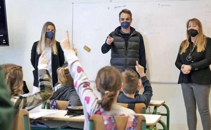 PM Mitsotakis- Syros: Αποκάλυψη Μητσοτάκη σε σχολείο στη Σύρο - Πιστεύω ότι σύντομα θα απαλλαγούμε από τις μάσκες εντός της τάξης