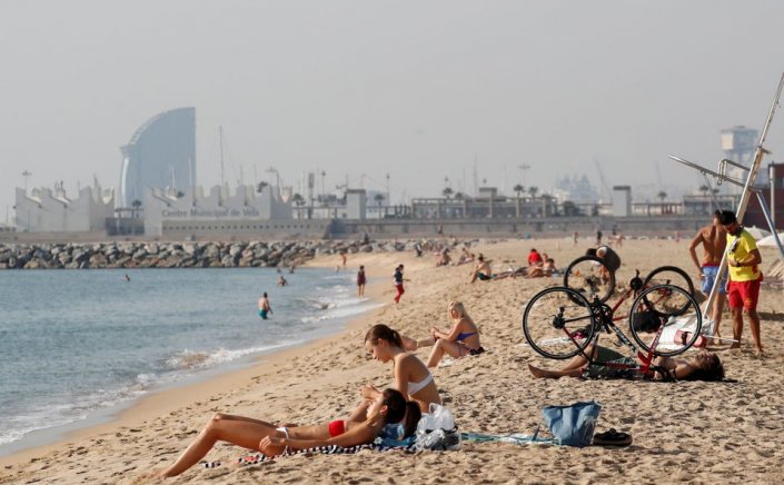 Sun, sea and now smoke free: Η Βαρκελώνη απαγορεύει το κάπνισμα στις παραλίες της