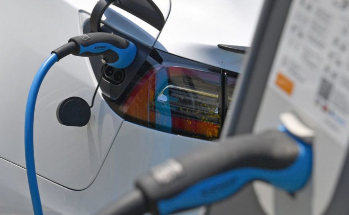 Ban for new fossil-fuel cars from 2035: Τέλος στα αυτοκίνητα με βενζίνη και ντίζελ στην Ευρώπη  - Μόνο ηλεκτρικά ΙΧ από το 2035