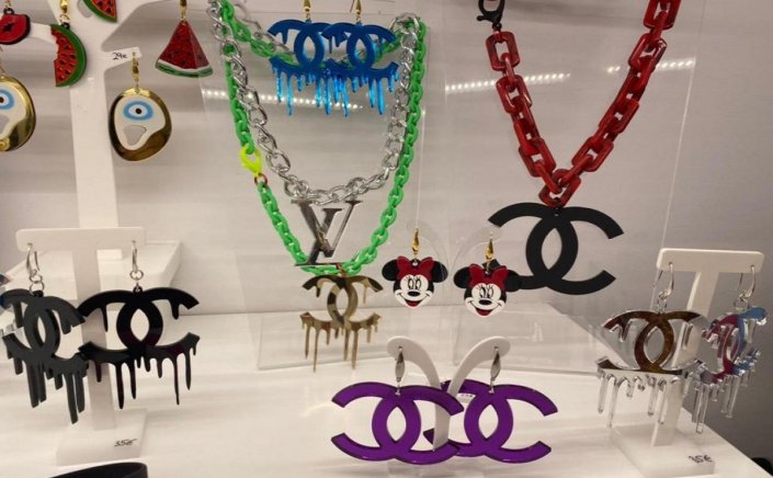 Mykonos:  Σαφάρι ελέγχων στην Μύκονο!! Κατασχέθηκαν χιλιάδες μαϊμού κοσμήματα, με σήματα Louis Vuitton, Chanel και άλλων οίκων!! Επιβλήθηκαν πρόστιμα για αισχροκέρδεια!! [pics]