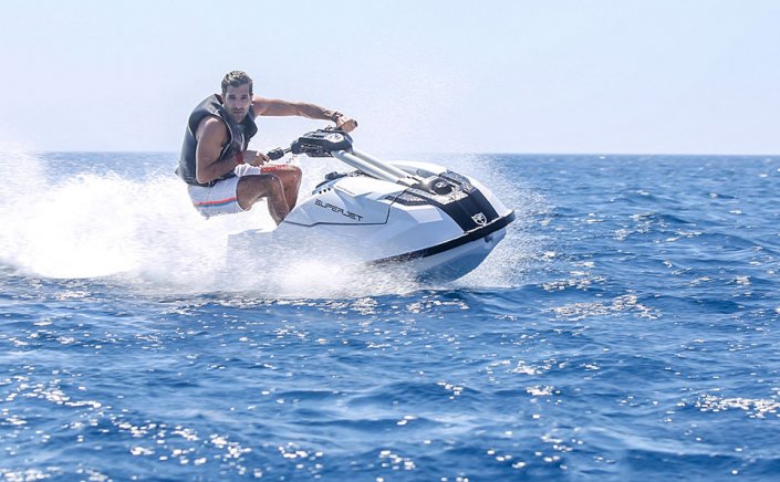 Council of State: Το ΣτΕ «πάγωσε» τη χρήση jet ski, κ.λπ στον Πλατύ Γιαλό της Μυκόνου, ενώ ενέκρινε ιδιωτική πλωτή εξέδρα στην Αλεομάνδρα - Cavo Glyfadi