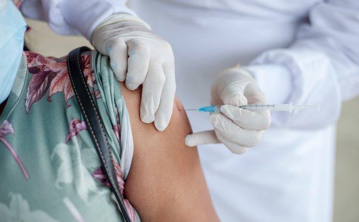 Covid-19 vaccination: Έκτακτη ενημέρωση για εμβολιασμούς από Θεοδωρίδου και Θεμιστοκλέους - Οι προβληματισμοί για τους 30άρηδες