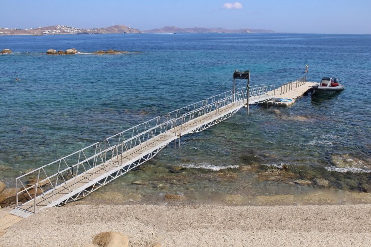 Plastic Floating Dock: Άδεια για πλωτή εξέδρα στην παραλία Καλό Λιβάδι Μυκόνου [Έγγραφο]