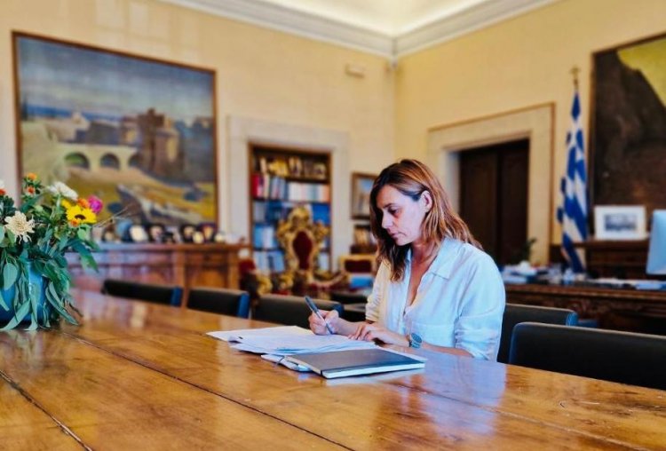 Aegean Islands: Οι πρώτες άδειες πολυθέσιων ταξί στην Ελλάδα, στα νησιά των Κυκλάδων  / Ευδοκία Κατσάνη: «Υπηρετούμε το αύριο»