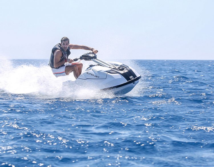 Council of State: Το ΣτΕ «πάγωσε» τη χρήση jet ski, κ.λπ στον Πλατύ Γιαλό της Μυκόνου, ενώ ενέκρινε ιδιωτική πλωτή εξέδρα στην Αλεομάνδρα - Cavo Glyfadi