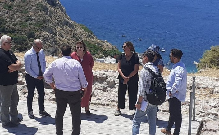 Culture Min Mendoni: Αυτοψία της Λίνας Μενδώνη σε μνημεία των Δυτικών Κυκλάδων