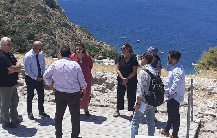 Culture Min Mendoni: Αυτοψία της Λίνας Μενδώνη σε μνημεία των Δυτικών Κυκλάδων