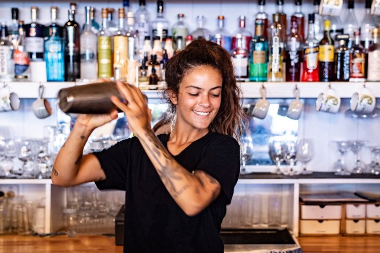 Tourist Employees - No longer worth it: Καταγγελίες για απλήρωτες αποδοχές, εξαντλητικά ωράρια εργασίας και φαινόμενα εργοδοτικής αυθαιρεσίας [Video]