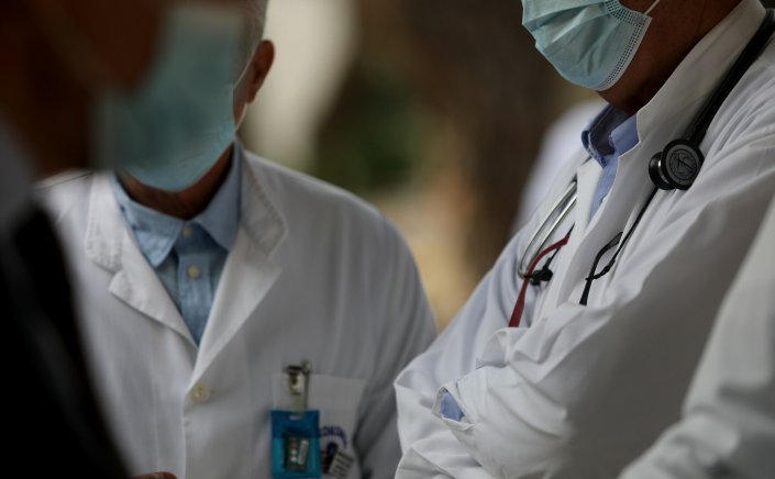 Health Care: Μεγάλη ανατροπή στο ΕΣΥ, σχεδιάζει η κυβέρνηση!! Ιατρείο και χειρουργεία σε ιδιωτικές κλινικές από γιατρούς του Δημοσίου!!