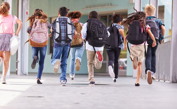 Can School Bags Cause Scoliosis? Πόσο πιθανό είναι να προκαλέσει σκολίωση η σχολική τσάντα στους Μαθητές