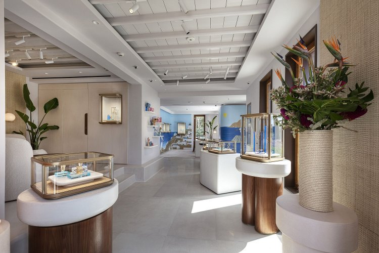 Mykonos arrests: Της πέρασαν χειροπέδες στην Ψαρού, γιατί έκλεψε χρυσό βραχιόλι από την Cartier, με διαμάντια αξίας 7.200 ευρώ