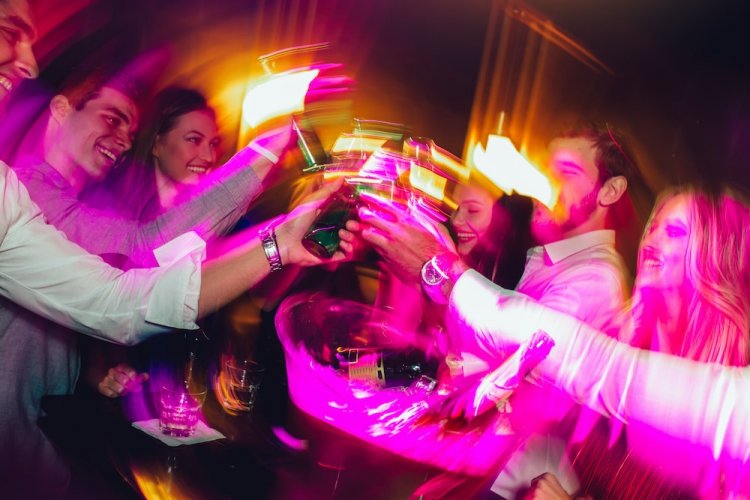 Drinking Among Young Adults: Αυξημένος ο κίνδυνος εγκεφαλικού για τους 20άρηδες και 30άρηδες που πίνουν αλκοόλ