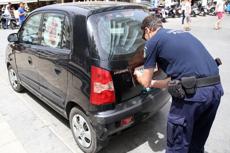 New Highway Code rules: Νέος ΚΟΚ!! Πότε σταματά η αφαίρεση των πινακίδων κυκλοφορίας;