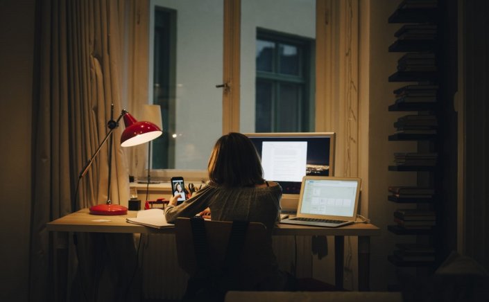 Screen addiction: Πώς ο εθισμός στην οθόνη αλλοιώνει τη σκέψη των παιδιών