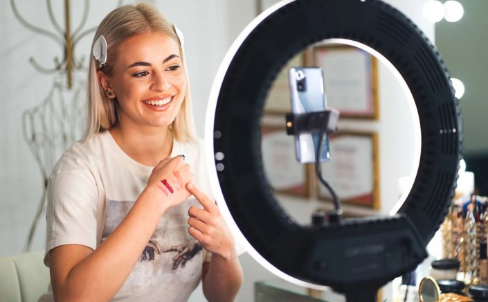 De-influencing: Το τέλος των influencers; Τι είναι η τάση του de-influencing που σαρώνει στα social media