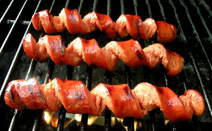 Tsiknopempti: Πως να ψήσετε λουκάνικα της Τσικνοπέμπτης, σαν σερπαντίνα!! [Video]