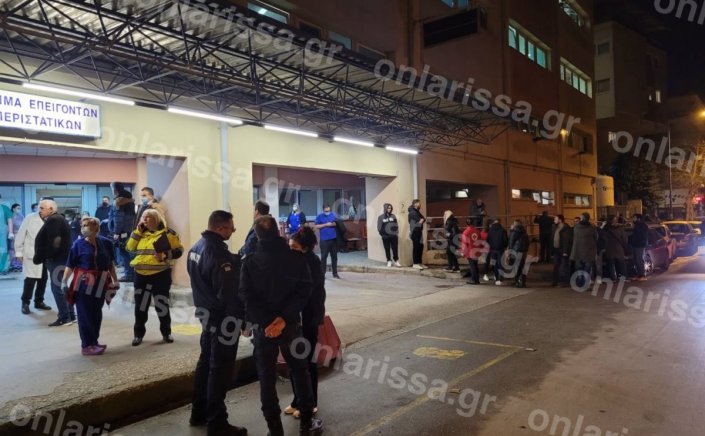 Train Collision in Larissa: Σκηνές αρχαίας τραγωδίας έξω από τα επείγοντα των νοσοκομείων στη Λάρισα – Συγγενείς επιβατών ψάχνουν τους δικούς τους ανθρώπους (φωτό)