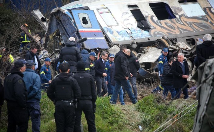 Tragedy in Tempi: Η τραγωδία στα Τέμπη και το απεχθές πρόσωπο της ελληνικής τηλεόρασης