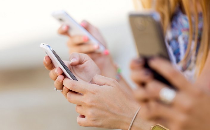 Media and Information: Κερδίζει έδαφος η ενημέρωση μέσω ιστοσελίδων έναντι της τηλεόρασης!! Πιο αξιόπιστο μέσο το Ραδιόφωνο!!