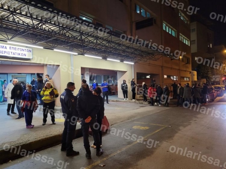 Train Collision in Larissa: Σκηνές αρχαίας τραγωδίας έξω από τα επείγοντα των νοσοκομείων στη Λάρισα – Συγγενείς επιβατών ψάχνουν τους δικούς τους ανθρώπους (φωτό)