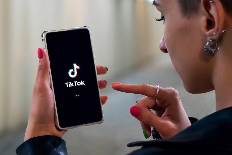 Is the TikTok dangerous? Επικίνδυνη η δημοφιλής εφαρμογή TikTok;