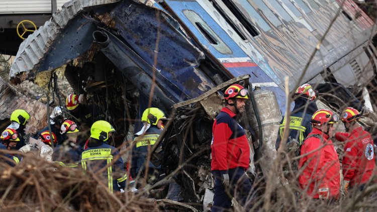 Tragedy in Tempi: Βαρύ “κατηγορώ” συγγενών θυμάτων της μοιραίας επιβατικής αμαξοστοιχίας - “Στήνουν πάρτι και καριέρες στις ψυχές των ανθρώπων μας”