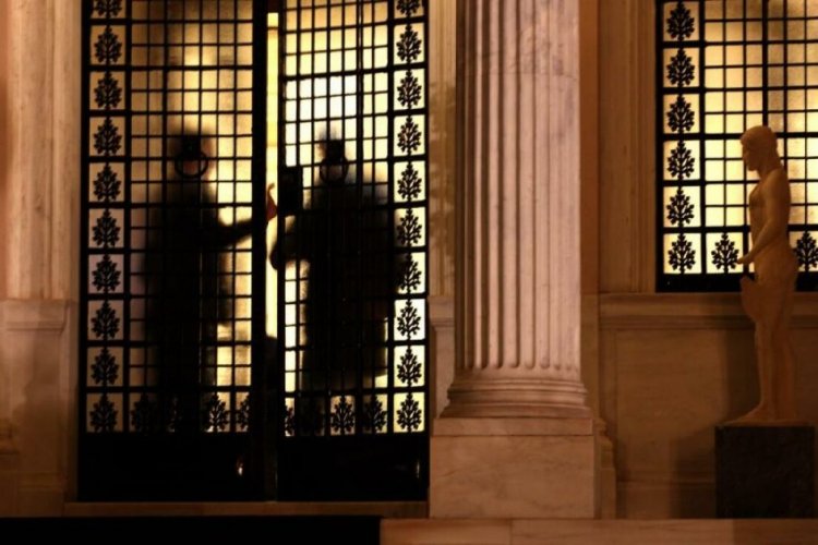 Gov't after train crash: Η ΝΔ ψάχνει το εκλογικό της αφήγημα, ο Τσίπρας “χτίζει” νέο προφίλ