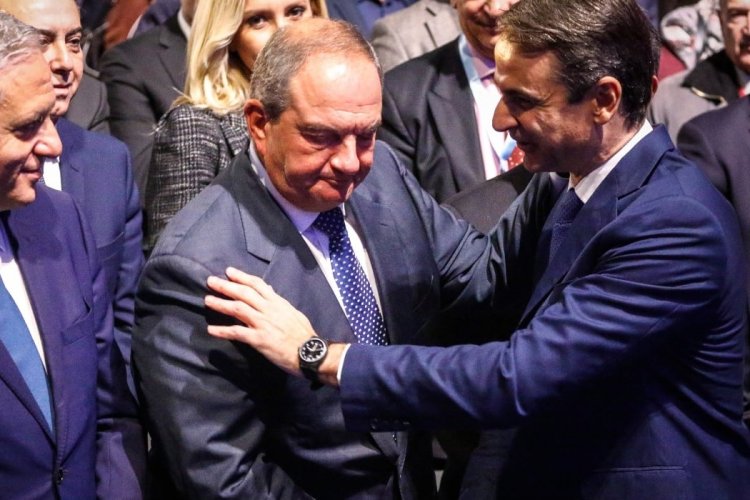 Political developments: Μεγαλώνει το χάσμα Μητσοτάκη Καραμανλή - Η μάχη των... κύκλων και η λύση των εκλογών